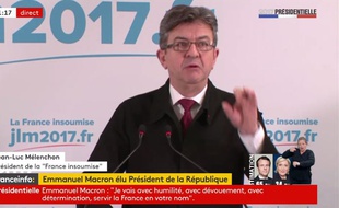 Jean-Luc Mélenchon salue la vitoire d'Emmanuel Macron, le 7 mai 2017.
