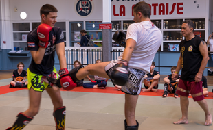 Max Guillet (maillot noir), un Nantais vice-champion de France moins de 71 kg, sous les yeux du maître Pud Pad Noy.
