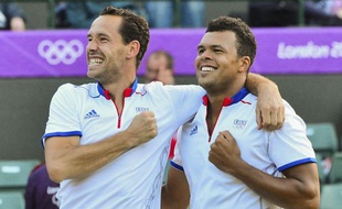 Jo-Wilfried Tsonga et Michaël Llodra se sont qualifiés pour la finale du double messieurs du tournoi olympique de tennis grâce à leur victoire en trois sets 6-3, 4-6, 18-16 sur les Espagnols David Ferrer et Feliciano Lopez, vendredi sur le gazon de Wimbledon.