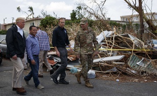 Donald Trump inspecte les dégâts de l'ouragan Maria à Porto Rico, le 3 octobre 2017.
