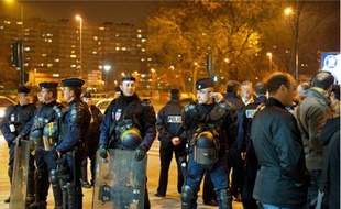 Malgré le couvre-feu levé vendredi matin et les 170 policiers déployés dans les deux villes (en h.), la vie reprend son cours à Asnières et Gennevilliers (en b.).