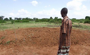 Le sud-est du Kenya a encore été frappé mercredi à l'aube par une attaque à caractère tribal qui a fait au moins huit morts, à peine deux mois avant des élections générales que les observateurs craignent à nouveau violentes.