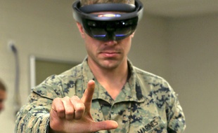 Un soldat américain teste la casque HoloLens de Microsoft, en 2017.