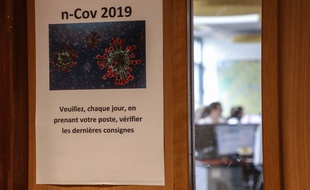 Une note concernant le coronavirus du Covid-19. Ici à l'hôpital Necker, à Paris.