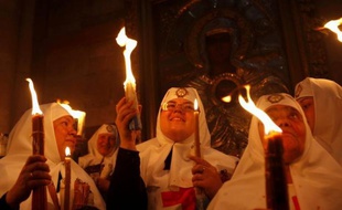 Des milliers de fidèles chrétiens ont afflué samedi au Saint-Sépulcre à Jérusalem pour participer à la traditionnelle cérémonie du "feu sacré" de la Pâque orthodoxe.