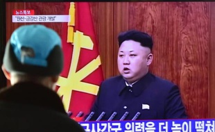 Kim Jong-Un lors de son traditionnel message télévisé du Nouvel An suivi sur un écran dans une gare à Séoul le 1er janvier 2015