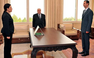 L'ambassadrice de Syrie en France, Lamia Chakkour, prête serment face au président syrien, Bachar al-Assad, à Damas, le 24 août 2008.