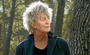 Viré par EMI, Jacques Higelin a signé chez Sony pour Beau repaire.