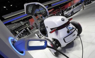 Le développement des voitures électriques en Allemagne peut permettre de réduire les émissions de CO2 mais dans une moindre mesure que celle de voitures traditionnelles moins gourmandes en carburant, selon une étude publiée lundi par l'Institut allemand d'écologie appliquée.