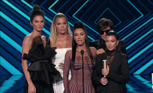 Lors des People's Choice Awards, Kim Kardashian et sa famille ont appelé aux dons et à la mobilisation face aux incendies qui ravagent la Californie.
