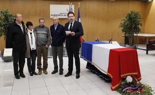 La dépouille de Fabien Guyomard, tué lors d'un attentat à Bamako, est arrivée le 10 mars 2015 à l'aéroport de Roissy-Charles de Gaulle, où elle est reçue par la famille du jeune homme et le Secrétaire d'État chargé des Français de l'étranger, Matthias Fekl (d)