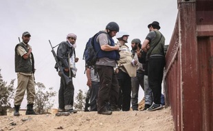 Le journaliste américain Steven Sotloff (centre), ici en Libye le 2 juin 2011, fait partie des otages assassinés par Etat Islamique