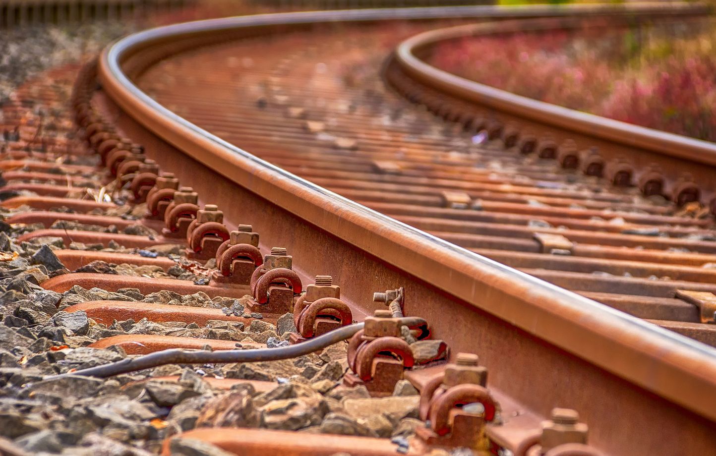 Angleterre : Les yeux rivés sur son téléphone, un écolier meurt percuté par un train
