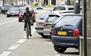 Les places en épis sont particulièrement nombreuses à Nantes. Elles sont aussi un danger constant pour la circulation à vélo.