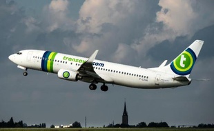 Un avion de la compagnie Transavia au décollage de l'aéroport de Lille le 11 octobre 2014