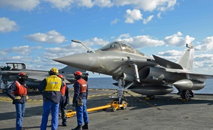 Le porte-avions Charles-de-Gaulle, actuellement au large de Chypre, d'où décollent chaque jour des Rafales pour survoler l'Irak, le 10 février 2020.