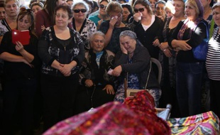 Des familles et proches lors des funérailles de l'Israélien Reuven Aviram, tué lors d'une attaque à Tel-Aviv, le 20 novembre 2015