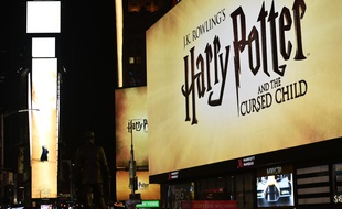 Le changement de logo de la pièce de théâtre a été annoncé mercredi soir sur Times Square, à New York.