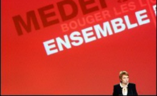 Le Medef a clamé jeudi le "besoin d'air" des patrons, entrant à son tour dans la campagne présidentielle avec un "show pédagogique" à Bercy réunissant près de 6.000 patrons et la publication d'un "livre blanc" qui revendique davantage de liberté pour les entreprises.