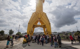Des passants venus rendre hommage à Steve Maia Caniço, le 30 juillet 2019 à Nantes, tout près de là où son corps a été repêché.