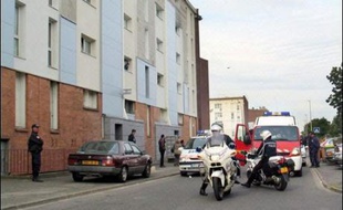 Un enfant russe de 12 ans, sans-papiers, était hospitalisé dans un état très grave jeudi à Amiens après être accidentellement tombé du 4e étage de son immeuble en suivant son père qui aurait voulu fuir en descendant par les balcons alors que la police venait interpeller la famille.