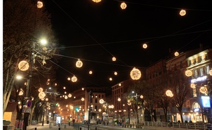 La place Esquirol, à Toulouse, et ses illuminations de Noël.