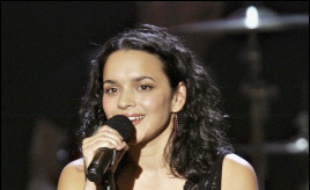 La vocaliste de jazz américaine Norah Jones fera ses débuts au cinéma avec un film en anglais réalisé par le Hongkongais Wong Kar-waï.