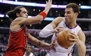 Joakim Noah (à gauche) ici en défense face à Blake Griffin des Clippers, le 30 décembre 2011