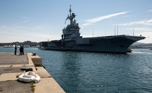 Le Charles de Gaulle lors de son arrivée à Toulon le dimanche 12 avril.