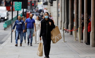 Une femme porte un masque dans les rues de Londres, au Royaume-Uni.
