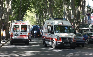 Des policiers turcs et des secours se rendent sur les lieux d'une puissante explosion dans la capitale Ankara, le 20 septembre 2011