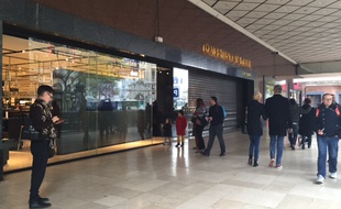 Les Galeries Lafayette ont baissé le rideau à la mi-journée, le 14 novembre 2015 au lendemain des attentats à Paris.