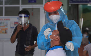 Un homme se fait tester dans la ville de Vung Tau, au Vietnam, le samedi 21 août 2021.