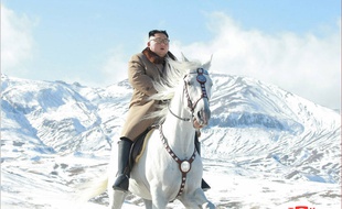 Kim Jong-un à cheval sur les flancs du mont Paektu (cliché publié le 16 octobre 2019).