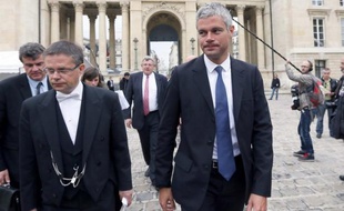 L'ex-ministre UMP Laurent Wauquiez, interrogé mercredi sur la nécessité de bloquer ou non le prix croissant de l'essence, a demandé au gouvernement de "cesser de tergiverser" et d'être aussi prompt que quand il fait "la poche des Français".