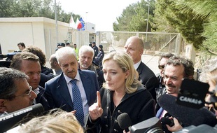 La présidente du Front national Marine Le Pen rencontre la presse après sa visite du centre de rétention de clandestins sur l'île italienne de Lampedusa, le 14 mars 2011.