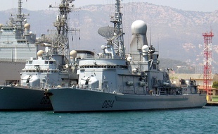 Le «Cassard» (à dr.) à Toulon.