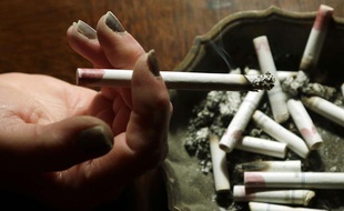 Illustration: Une femme fumant une cigarette.