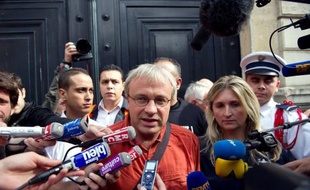 Mi figue-mi-raisin à sa sortie de l'Elysée, l'intersyndicale de PSA Aulnay n'a obtenu jeudi de François Hollande aucun engagement sur le gel des 8.00O suppressions de postes annoncées par le groupe automobile mais des négociations tripartites (syndicats, Etat, direction).