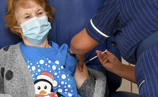Margaret Keenan, une Britannique de 90 ans, est devenue mardi la première patiente au monde à recevoir le vaccin Pfizer/BioNTech