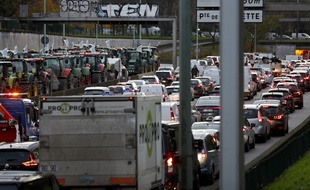 Les agriculteurs ont bloqué le périphérique parisien, le 27 novembre 2019.