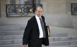 Le ministre français de la Défense Jean-Yves Le Drian quitte le Palais de l'Elysée, à Paris, après une réunion de cabinet le 9 avril