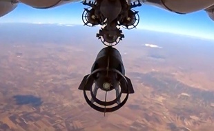 Un avion russe lache une bombe sur la Syrie, capture d'écran d'une vidéo réalisée le 5 octobre 2015