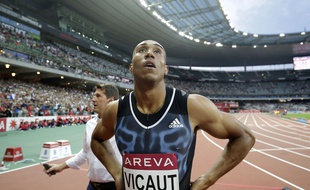 Jimmy Vicaut attend de connaître son chrono, à l'arrivée du 100m, au meeting de Paris, le 4 juillet 2015.