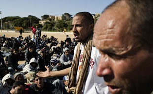 Des migrants tunisens rassemblés dans un stade de foot sur l'île italienne de Lampedusa, le 13 février 2011.