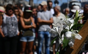 La foule se recueille à Nice le 15 juillet 2016 au lendemain de l'attentat sur la Promenade des Anglais