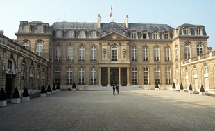 Illustration: la cour du palais de l'Elysée.