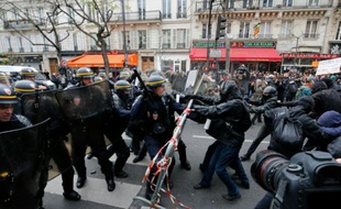 Des Black Blocs affrontent les policiers place de la République, à Paris, le 29 novembre 2015