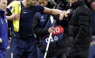 Zlatan Ibrahimovic et José Mourinho lors de Chelsea-PSG en Ligue des champions, le 17 février 2015.