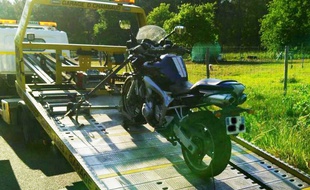 Les deux motos ont été confisquées et embarquées par la dépanneuse